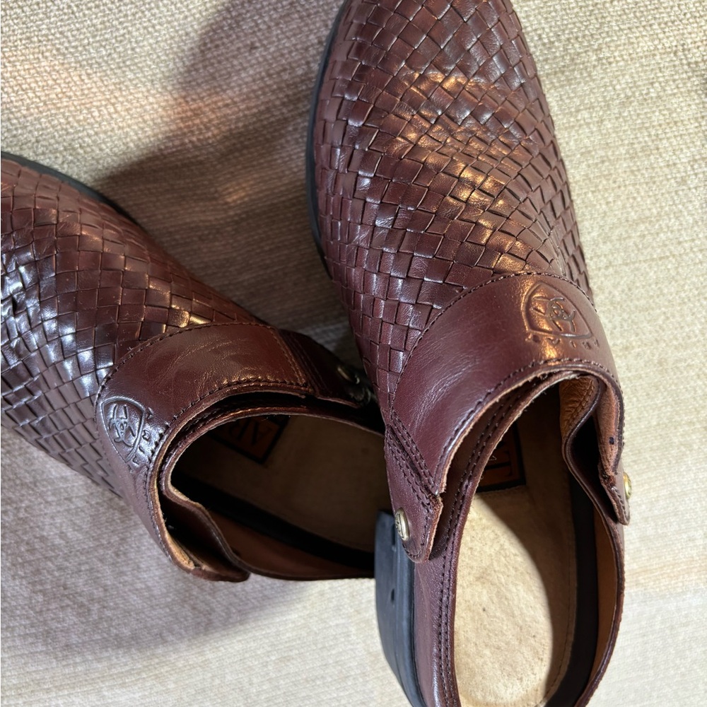 Ariat - Picture 2 of 4